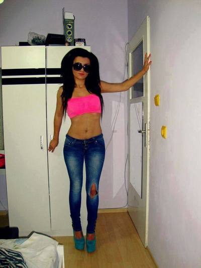Maura, 18 from North Carolina | Older Men and Younger Women Dating