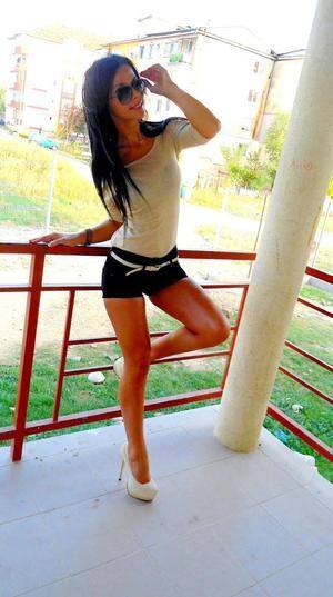 Alexia (26) in Ontario | Fast Casual Dating