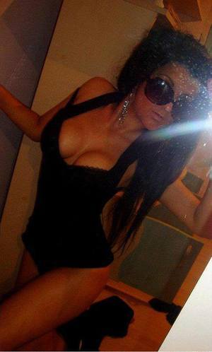 Elenore from Ashford, Connecticut is looking for adult webcam chat