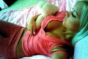 Shenna from Maunawili, Hawaii is looking for adult webcam chat